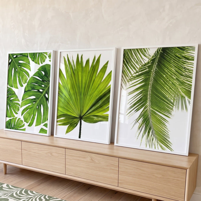 Trio de telas com folhas de monstera, leque de palmeira e coqueiro no branco, quadro decorativo