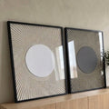 Duas telas com círculo central e linhas radiais em relevo, uma branca e outra cinza escura, quadro decorativo