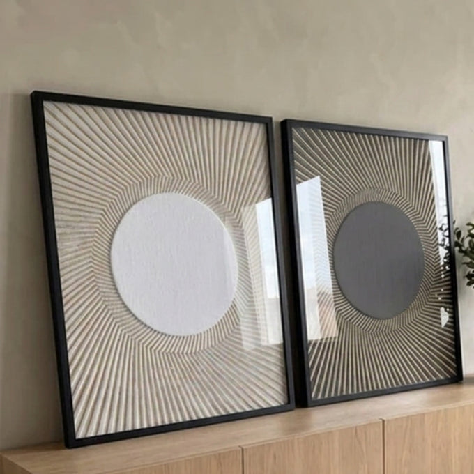 Duas telas com círculo central e linhas radiais em relevo, uma branca e outra cinza escura, quadro decorativo