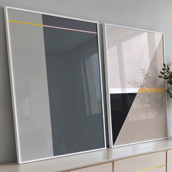 Duas telas com formas geométricas em cinza, preto e branco com faixas amarelas, quadro decorativo
