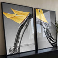 Barco de origami com velas douradas sobre líquido vertido entre taças em fundo cinza, quadro decorativo