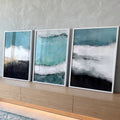 Tríptico abstrato em azul turquesa, branco e marinho com pinceladas de névoa e mar, quadro decorativo