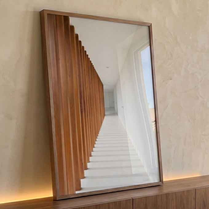 Corredor branco com ripado de madeira, luz e sombras em perspectiva, arte minimalista quadro decorativo