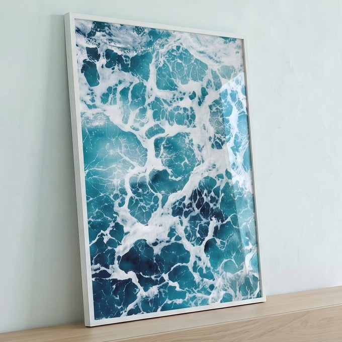 Vista aérea do mar turquesa com ondas e espuma branca formando desenhos naturais, quadro decorativo