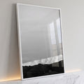 Cordilheira nevada sob céu cinza amplo em fotografia preto e branco minimalista, quadro decorativo