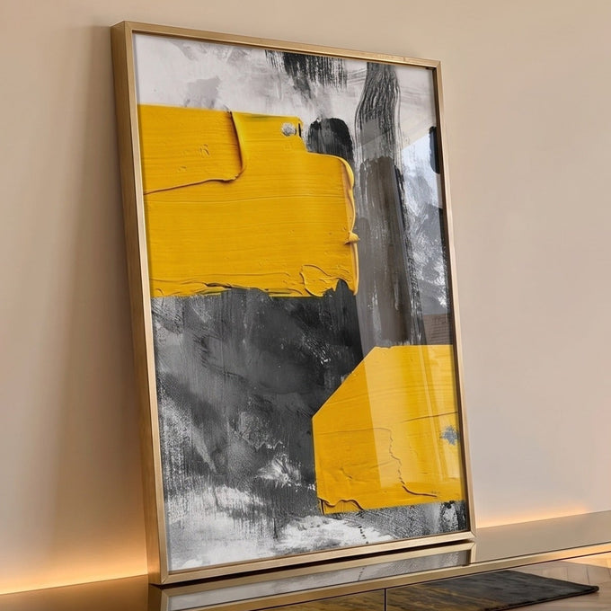 Pinceladas grossas amarelas sobre fundo abstrato cinza, preto e branco em canvas vertical, quadro decorativo