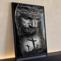 Jesus com coroa de espinhos olhando para baixo e três cruzes do Calvário em preto e branco, quadro decorativo