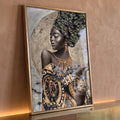 Mulher negra com turbante estampado, colar e brincos dourados sobre fundo prateado, quadro decorativo
