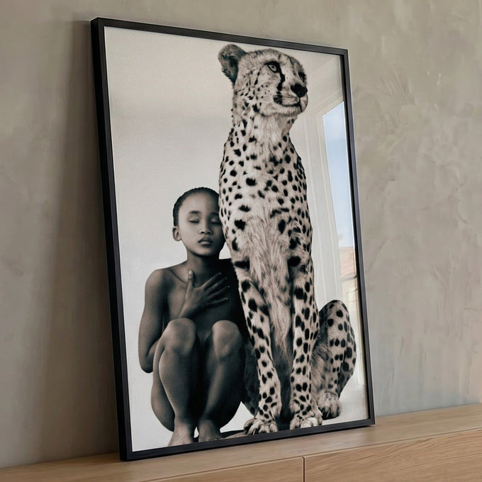 Menina africana de olhos fechados ao lado de guepardo sentado em foto preto e branco, quadro decorativo