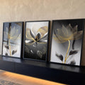 Quadro Decorativo Flores Monocromáticas com Toque Dourado