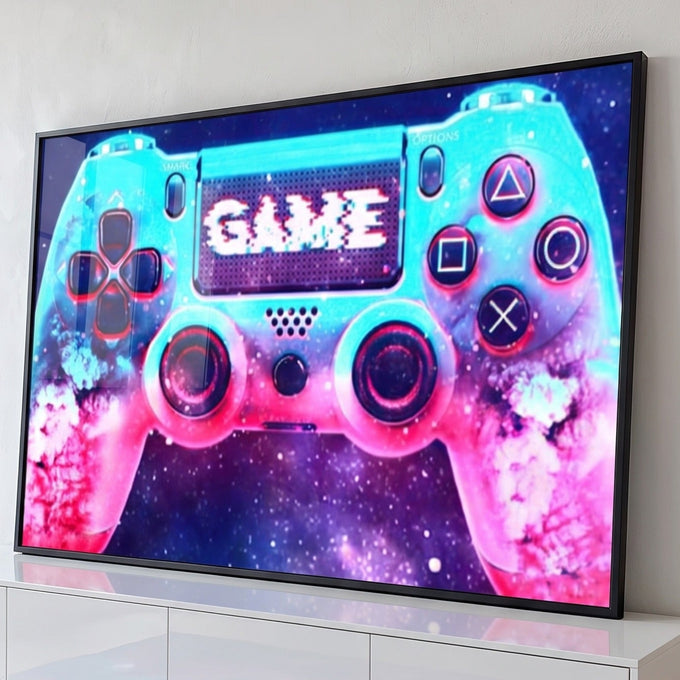 Controle de videogame neon azul e rosa com a palavra GAME sobre galáxia estrelada, quadro decorativo