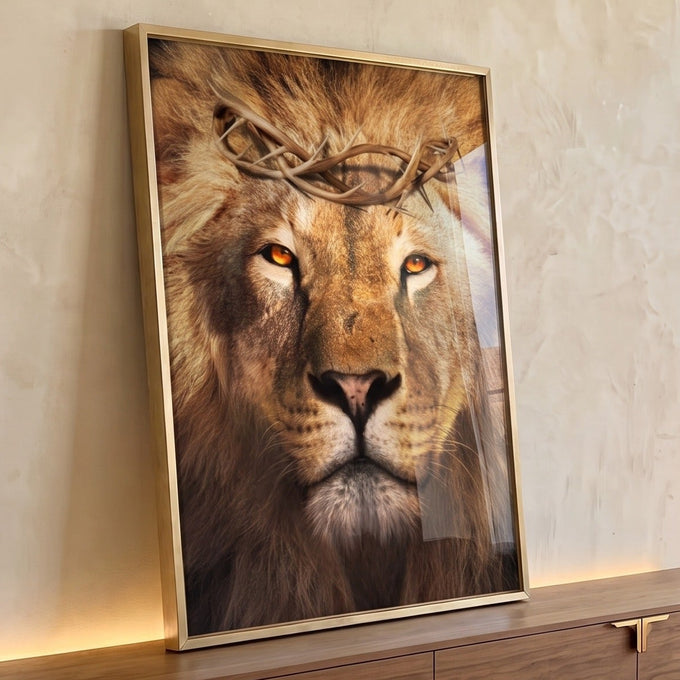 Leão em close com coroa de espinhos e sombra em forma de cruz no rosto, tons dourados, quadro decorativo