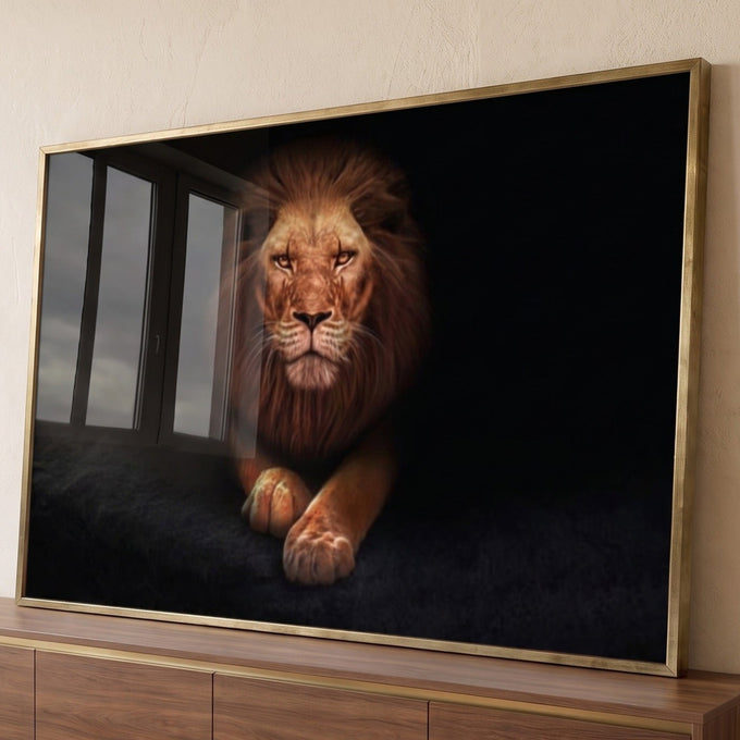 Leão de juba acobreada deitado com patas cruzadas e olhar frontal sobre fundo preto, quadro decorativo