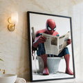 Homem Aranha sentado no vaso sanitário lendo jornal em fundo branco, quadro decorativo