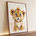 Filhote de leão sorridente em aquarela com olhos grandes e pelagem bege sobre fundo branco, quadro decorativo