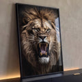 Leão rugindo de frente com juba dourada e olhos intensos sobre fundo preto, quadro decorativo