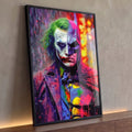 Rosto dividido entre palhaço de cabelo verde e herói morcego em pop art roxo e vermelho, quadro decorativo