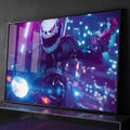 Motoqueiro com capacete de caveira em moto neon numa cidade roxa e azul à noite, quadro decorativo