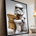 Stormtrooper branco segurando rolo de papel higiênico dourado em fundo branco, quadro decorativo
