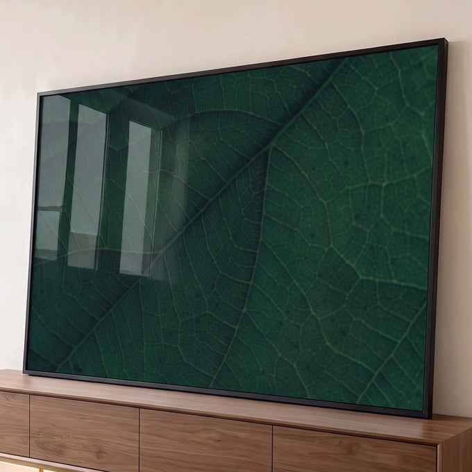 Close de folha verde escura com nervuras detalhadas em macro, arte botânica em quadro decorativo