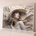 Mulher de chapéu em relevo escultural com cabelos ondulados e espirais em tons creme, quadro decorativo