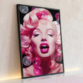 Marilyn Monroe de olhos fechados e boca aberta em tons de rosa com bolhas e fundo preto, quadro decorativo