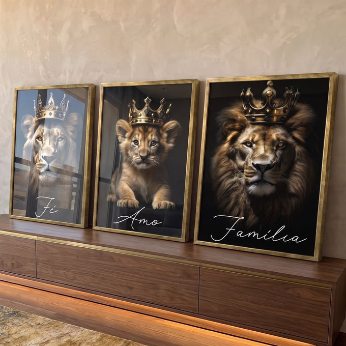 Leoa, filhote e leão com coroas douradas sobre fundo preto com frases Fé Amor Família, quadro decorativo