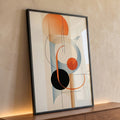 Composição abstrata com círculos laranja, preto e arcos azuis sobre fundo bege, quadro decorativo