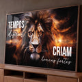 Leão de juba longa em fundo preto com fogo e frase Tempos difíceis criam homens fortes, quadro decorativo