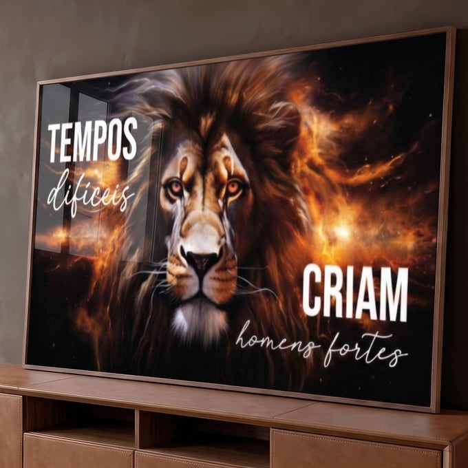 Leão de juba longa em fundo preto com fogo e frase Tempos difíceis criam homens fortes, quadro decorativo