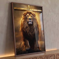 Leão majestoso sob cruz de madeira com luz dourada e fundo escuro, quadro decorativo