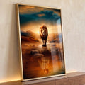Leão caminhando ao pôr do sol com reflexo de Jesus na água em tons dourados, quadro decorativo