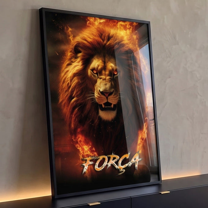 Leão de juba volumosa e olhos brilhantes envolto em chamas com a palavra Força, quadro decorativo