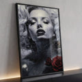 Marilyn Monroe em preto e branco de olhos fechados com textura de vidro e rosa vermelha, quadro decorativo