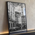 Rua de Paris em preto e branco com Torre Eiffel, carros antigos e mulher vintage, quadro decorativo
