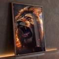 Leão de juba laranja rugindo com presas à mostra entre chamas e faíscas em fundo escuro, quadro decorativo