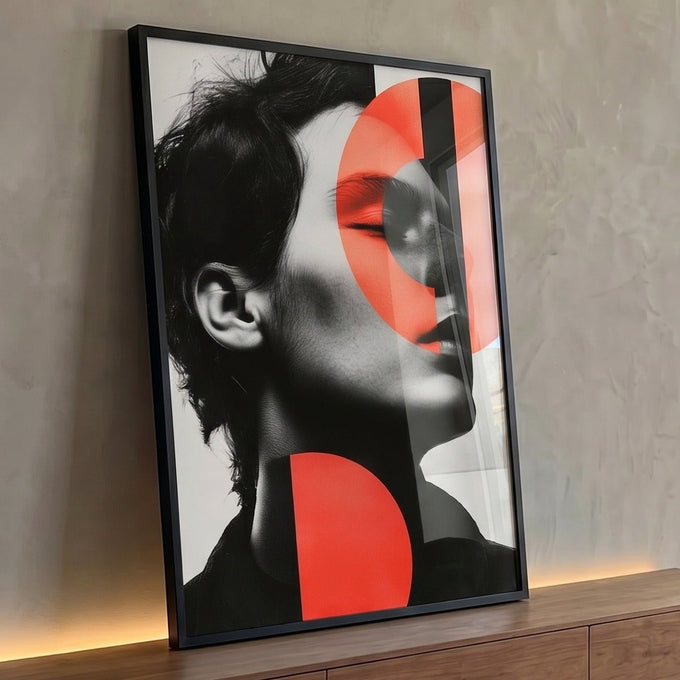 Retrato de mulher de olhos fechados em preto e branco com semicírculos vermelhos, quadro decorativo