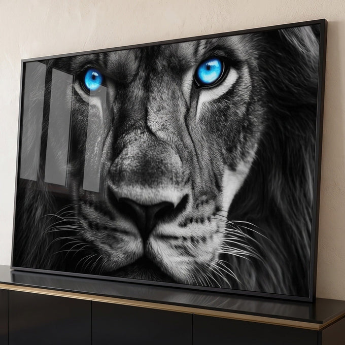 Rosto de leão em close preto e branco com olhos azuis brilhantes e juba escura, quadro decorativo