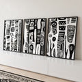 Tríptico abstrato com padrões tribais em preto e branco, formas verticais e círculos, quadro decorativo