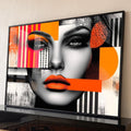 Rosto de mulher em preto e branco com batom laranja, listras e pontilhados pop art, quadro decorativo