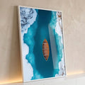 Barco de madeira visto do alto em lago azul turquesa entre margens de gelo e neve, quadro decorativo
