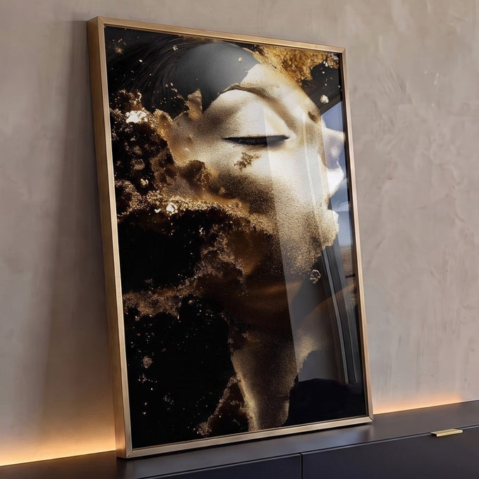 Rosto feminino de perfil com olhos fechados e pó de ouro dissolvendo sobre fundo preto, quadro decorativo