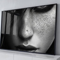 Quadro Decorativo Grande Moça Sarda para Sala Preto e Branco - Borda Infinita / 65x100cm