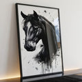 Cabeça de cavalo preto em retrato com respingos e escorridos de tinta sobre fundo branco, quadro decorativo