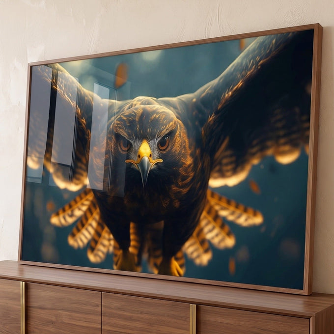 Águia em voo de asas abertas com penas marrons e reflexos dourados sobre fundo azul, quadro decorativo