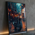 Motocicleta preta estacionada em rua urbana noturna com luzes laranja e letreiro neon, quadro decorativo