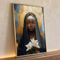 Nossa Senhora Aparecida negra de olhos fechados, halo dourado, manto azul e lírios brancos, quadro decorativo