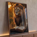 Leão de juba dourada sentado diante de Bíblia aberta sob luz de pôr do sol, quadro decorativo
