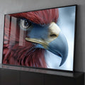 Close realista de águia com penas vermelhas, olho intenso e bico azulado, quadro decorativo
