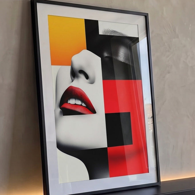 Rosto de mulher fragmentado em blocos geométricos com boca vermelha, preto e amarelo, quadro decorativo